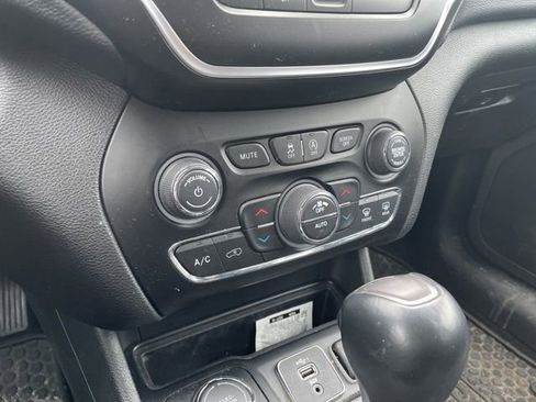 Used 2019 Jeep Cherokee Latitude Plus w/ Comfort/Convenience Group image 5