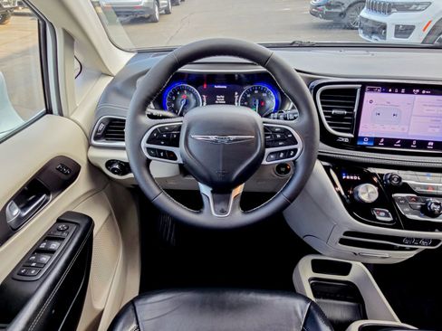 Used 2022 Chrysler Pacifica Touring-L image 20