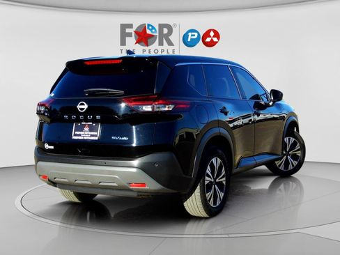 Used 2023 Nissan Rogue SV image 2