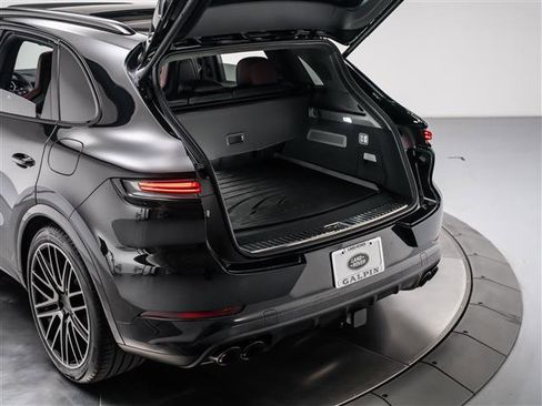 Used 2025 Porsche Cayenne Turbo AWD/4WD image 37