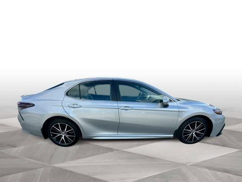 Used 2024 Toyota Camry SE image 9