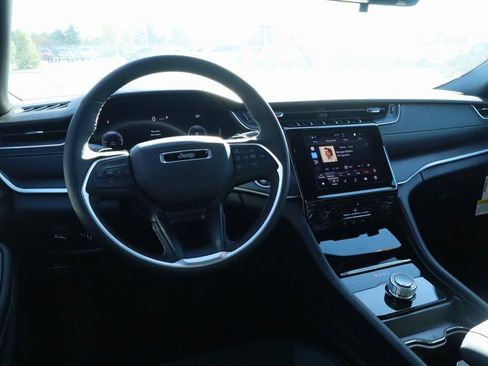 New 2025 Jeep Grand Cherokee Laredo image 2