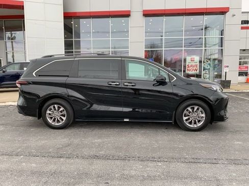 Used 2025 Toyota Sienna XLE image 2