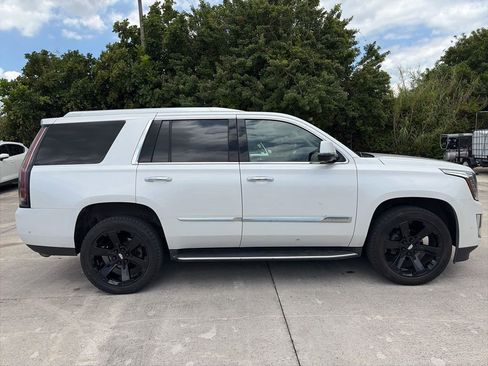 Used 2018 Cadillac Escalade Luxury AWD/4WD image 2