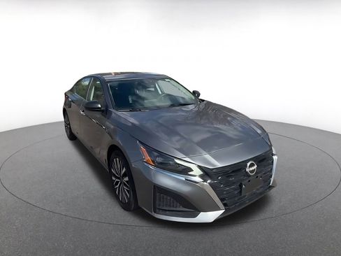 Used 2025 Nissan Altima 2.5 SV FWD image 3