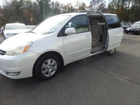 Used 2005 Toyota Sienna XLE image 10