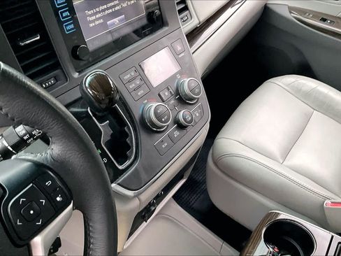 Used 2017 Toyota Sienna XLE w/ XLE Navigation Package image 17