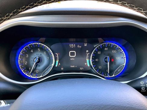 Used 2024 Chrysler Pacifica Touring-L FWD image 10
