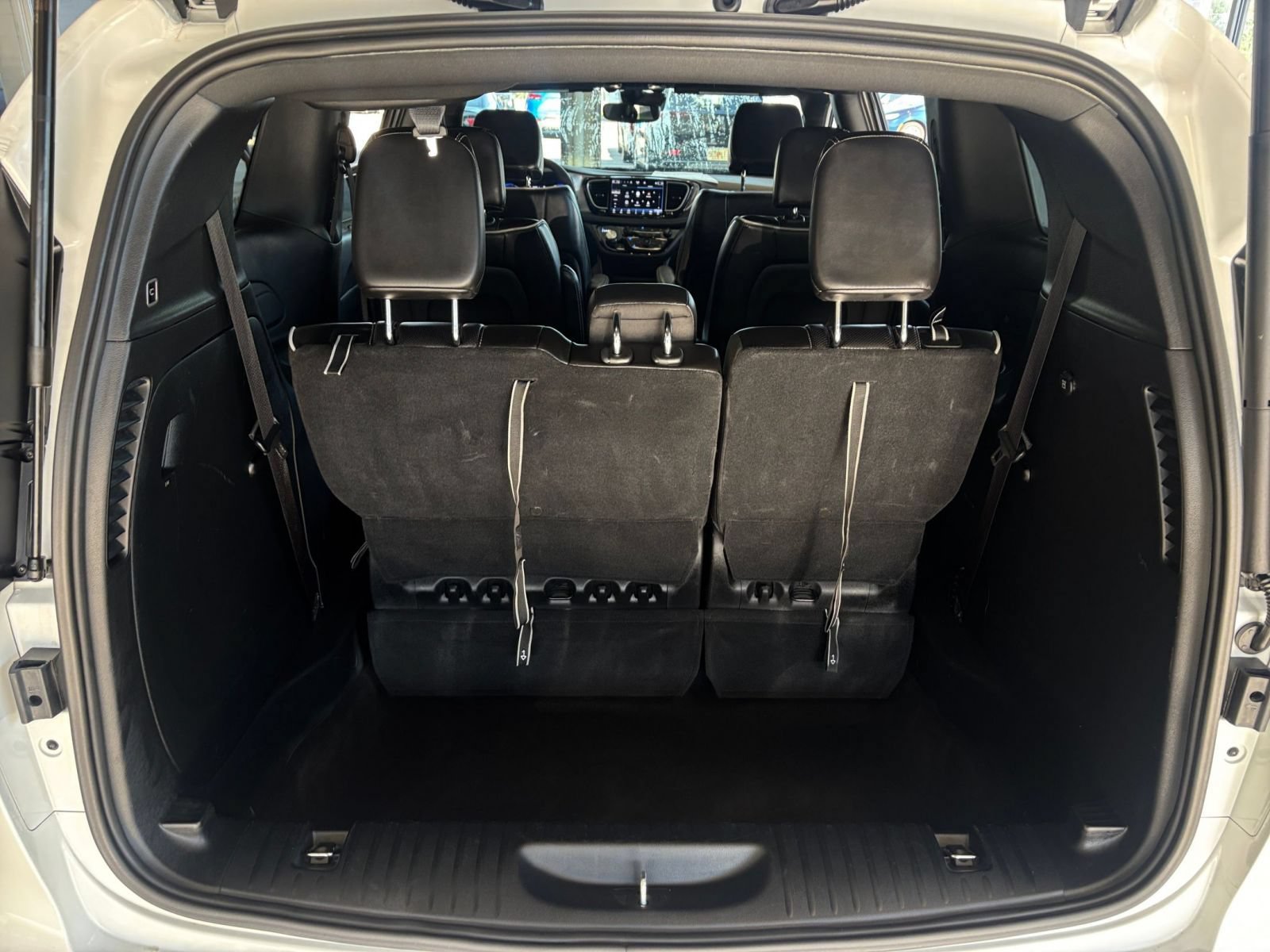 Used 2025 Chrysler Pacifica Limited FWD image 35