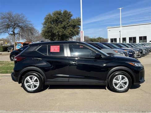 Certified 2025 Nissan Kicks Play S image 3