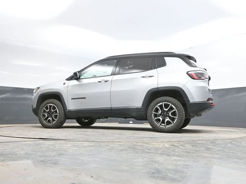 Used 2025 Jeep Compass Trailhawk AWD/4WD image 48