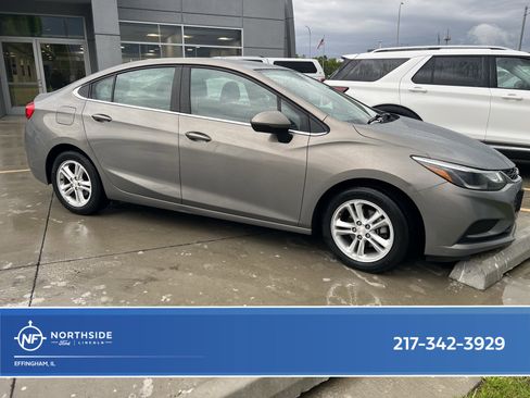 Used 2018 Chevrolet Cruze LT FWD image 1