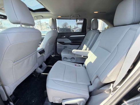 Used 2019 Toyota Highlander XLE AWD/4WD image 26