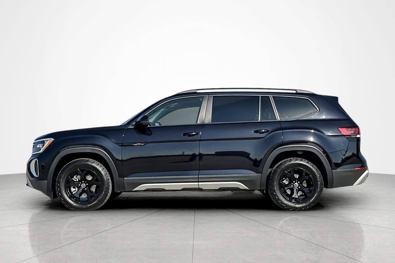 Used 2024 Volkswagen Atlas Peak Edition SE AWD/4WD image 2