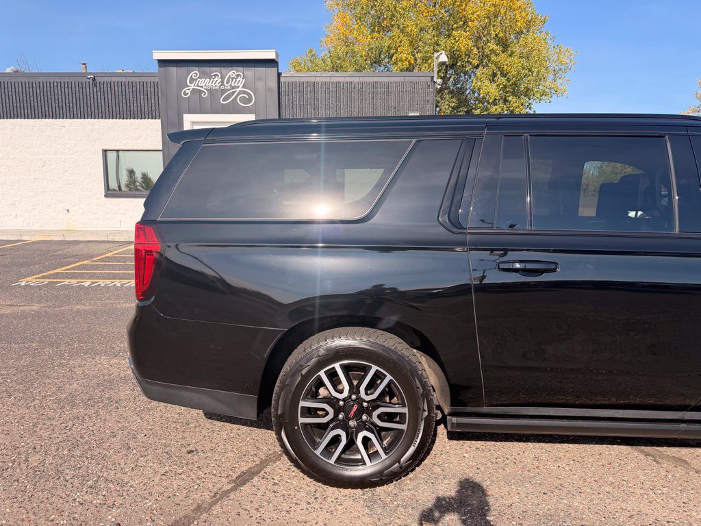 Used 2023 GMC Yukon XL AT4 w/ AT4 Premium Plus Package AWD/4WD image 4