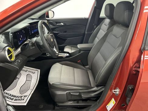 Certified 2024 Chevrolet Trax LT w/ LT Convenience Package FWD image 9