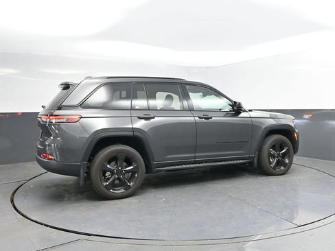 Used 2025 Jeep Grand Cherokee Altitude AWD/4WD image 2
