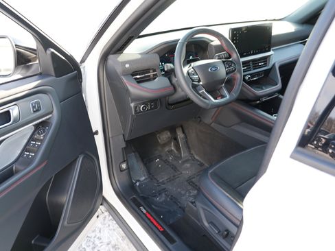Used 2025 Ford Explorer ST image 15