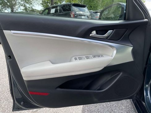 Used 2025 Genesis G70 2.5T AWD/4WD image 16