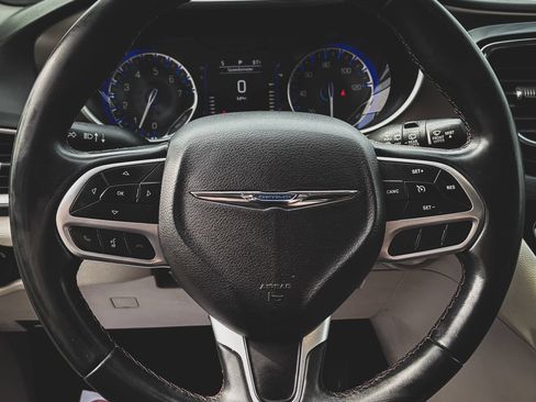 Used 2018 Chrysler Pacifica Touring-L FWD image 12