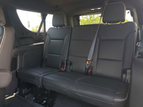 Used 2023 GMC Yukon XL SLT AWD/4WD image 15