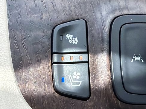 Used 2023 GMC Acadia Denali w/ Denali Ultimate Package FWD image 20