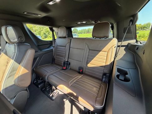 Used 2025 GMC Yukon Denali Ultimate AWD/4WD image 8