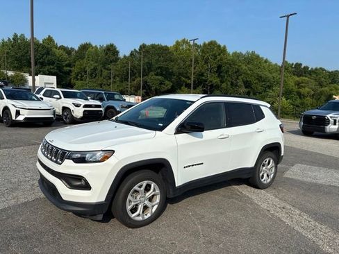 Used 2024 Jeep Compass Latitude AWD/4WD image 4