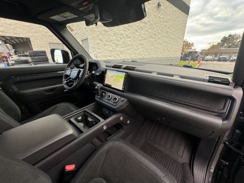 Used 2023 Land Rover Defender 110 image 21