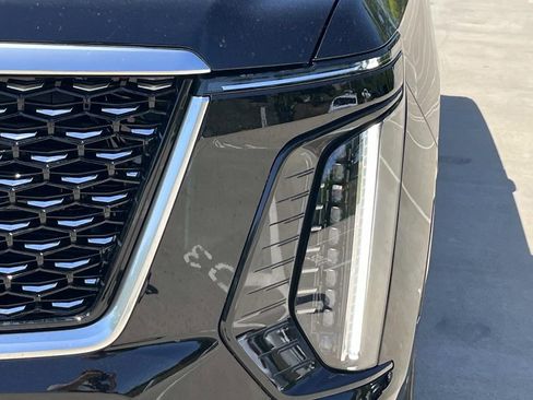 New 2026 Cadillac Escalade ESV Luxury AWD/4WD image 9