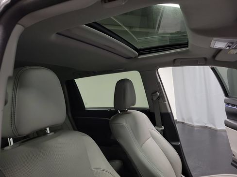 Used 2016 Toyota Highlander Limited w/ Driver Technology Package FWD image 35