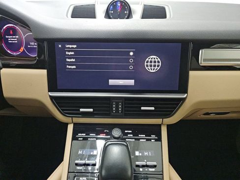 Used 2023 Porsche Cayenne Platinum Edition image 6