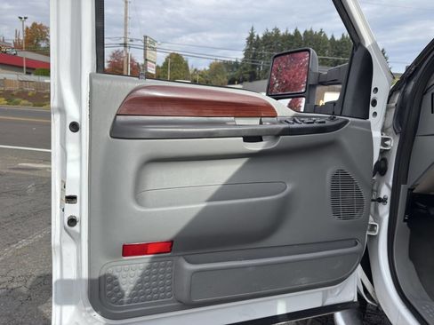 Used 2005 Ford F350 Lariat image 2