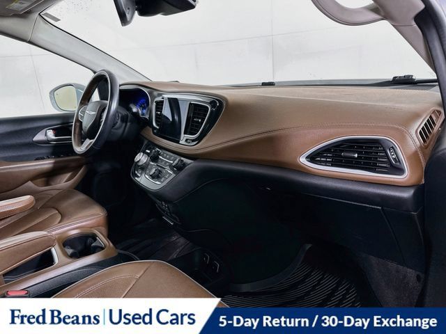Used 2018 Chrysler Pacifica Limited w/ Tire & Wheel Group FWD image 39