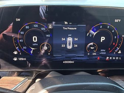 Used 2025 Chevrolet Tahoe Premier RWD image 15
