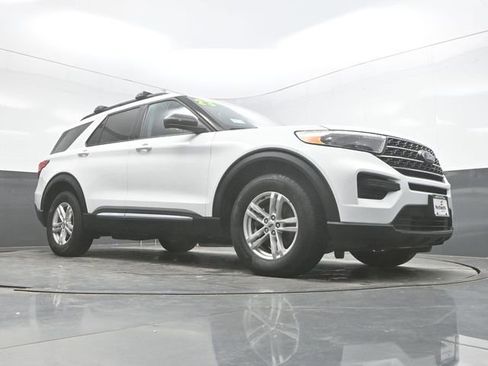 Used 2023 Ford Explorer XLT image 30