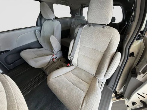 Used 2019 Toyota Sienna LE FWD image 48
