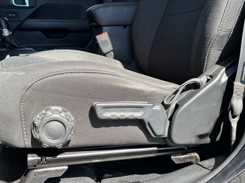 Used 2018 Jeep Wrangler Unlimited Sahara w/ Uconnect 4C Nav & Sound Group AWD/4WD image 12