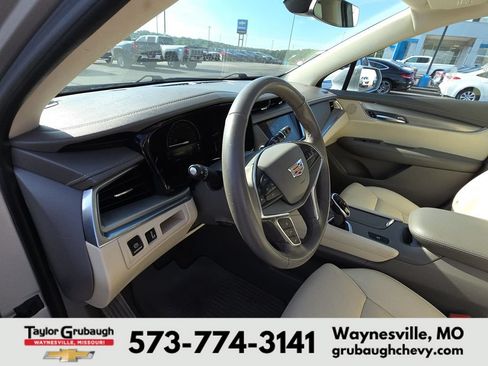 Used 2018 Cadillac XT5 Luxury w/ Driver Awareness Package FWD image 14