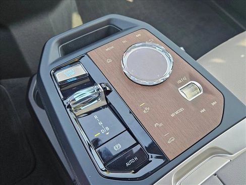 Used 2023 BMW iX xDrive50 w/ Premium Package image 22