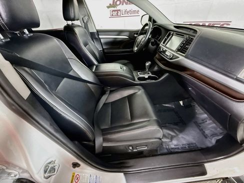 Certified 2019 Toyota Highlander XLE AWD/4WD image 34