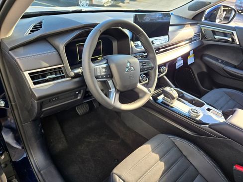 New 2025 Mitsubishi Outlander SE image 18