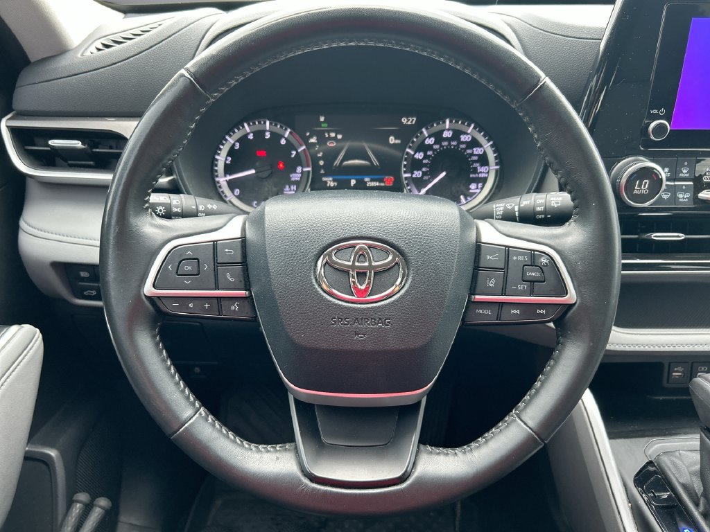 Used 2024 Toyota Highlander LE FWD image 15