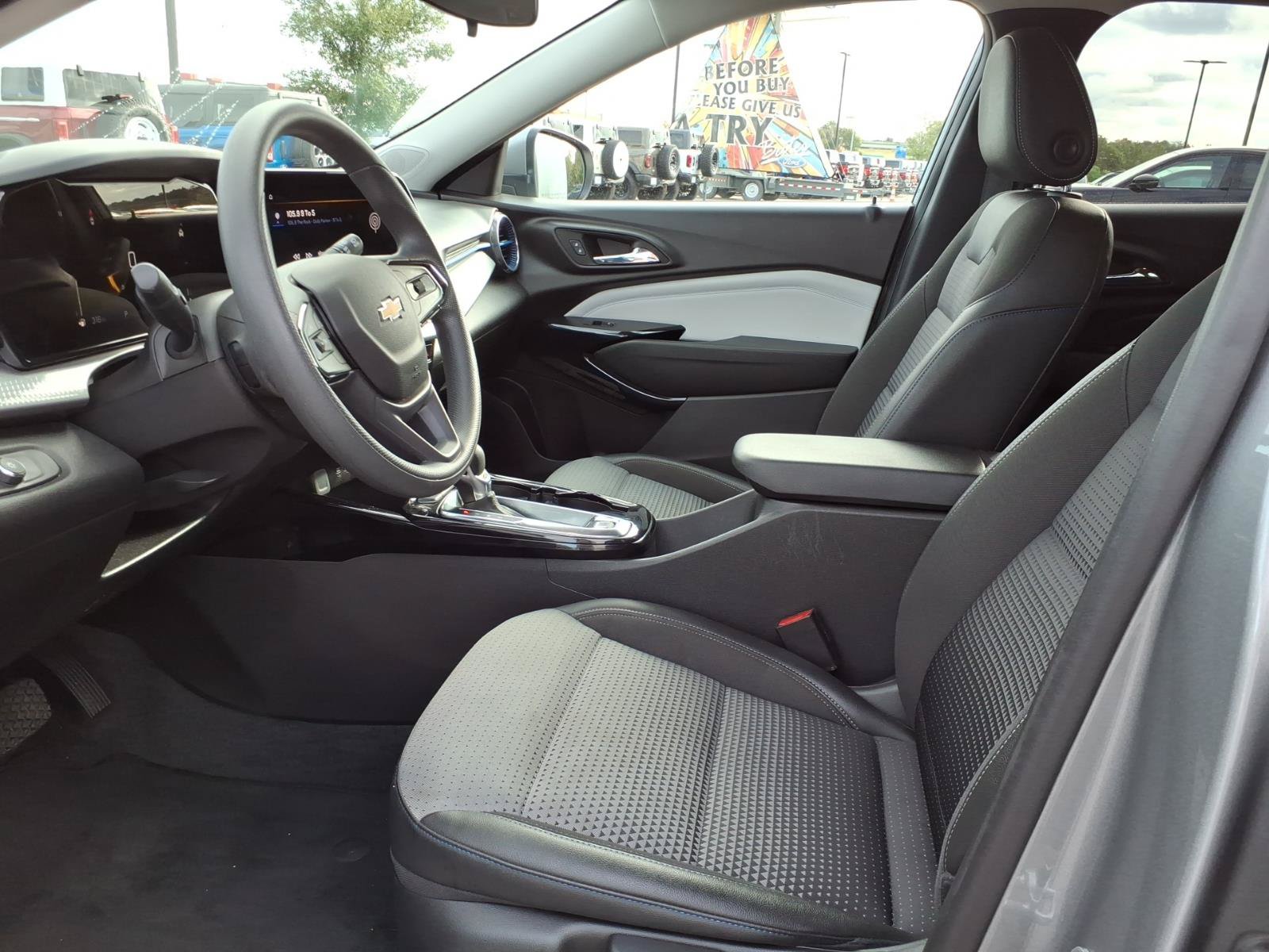 Used 2025 Chevrolet Trax LT FWD image 10