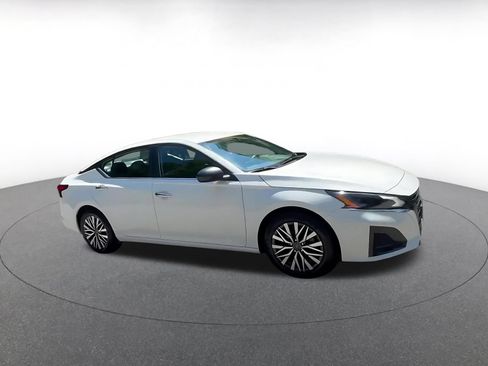 Used 2025 Nissan Altima 2.5 SV FWD image 2