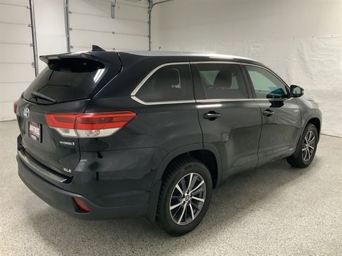 Used 2017 Toyota Highlander XLE image 5