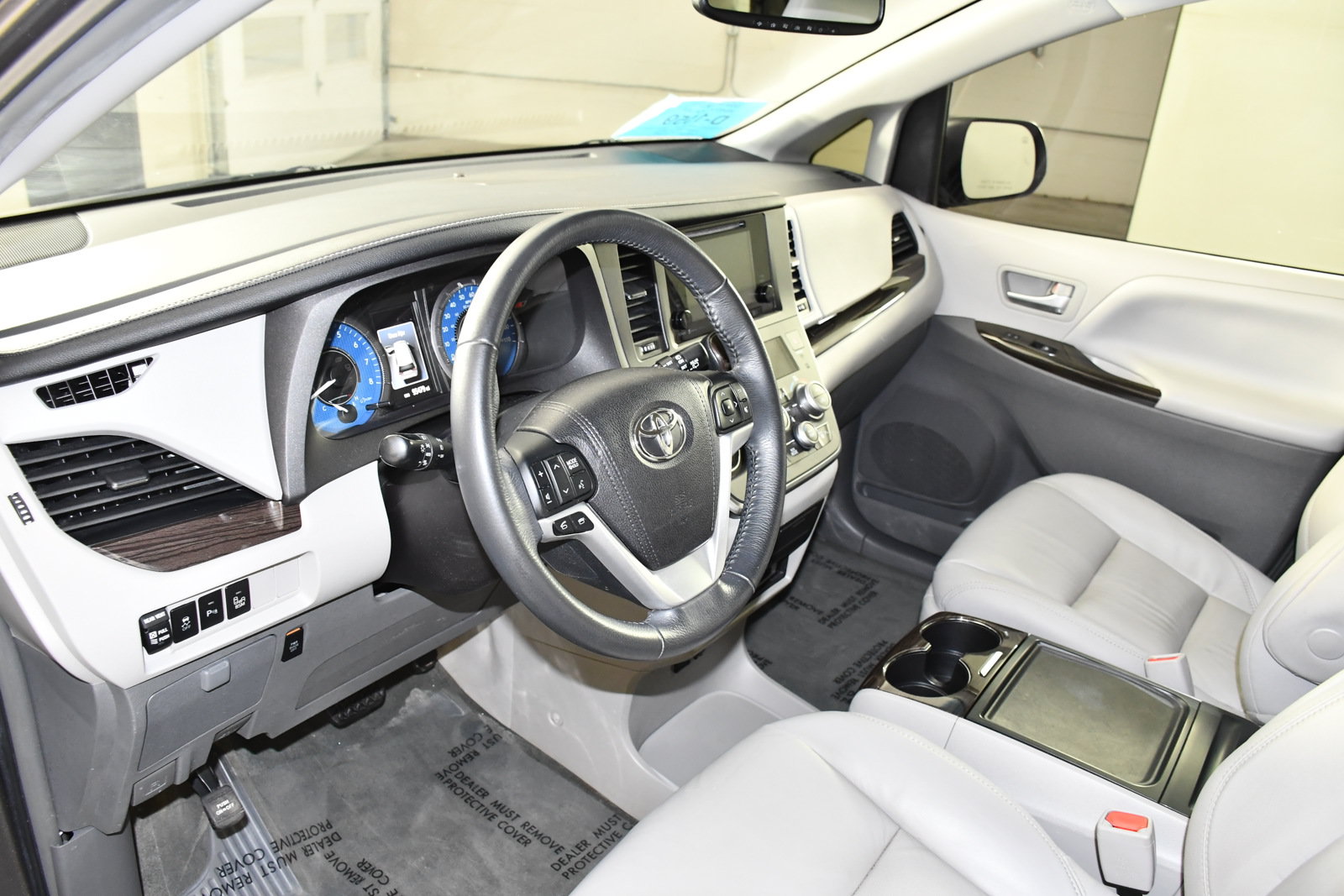 Used 2017 Toyota Sienna XLE Premium AWD/4WD image 2