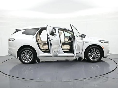 Used 2022 Buick Enclave Avenir w/ Avenir Technology Package AWD/4WD image 26