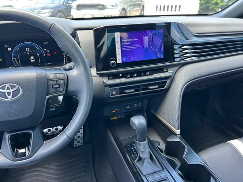 Used 2025 Toyota Camry SE w/ Convenience Package FWD image 17
