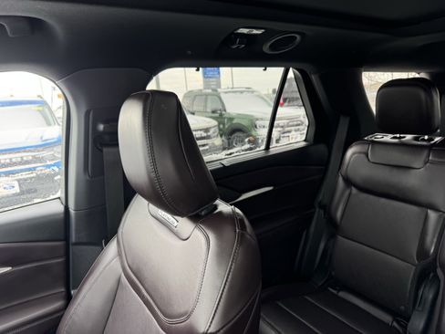 Certified 2025 Ford Explorer Platinum image 12